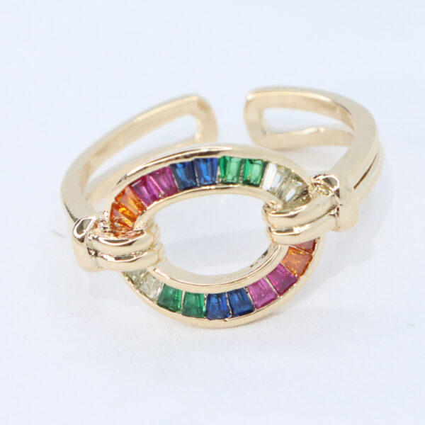 Anillo con microcircones en forma circular