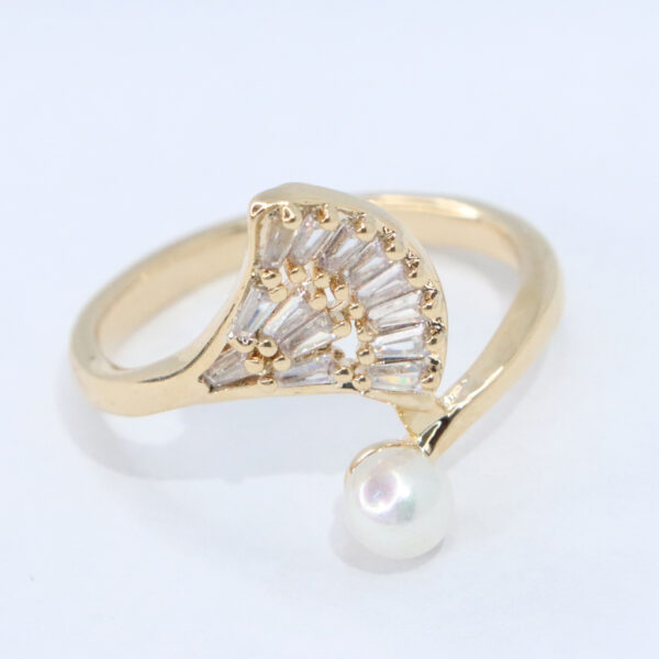 Anillo abierto con diseño de abanico