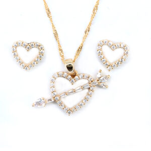 Juego diseño de corazón flechado